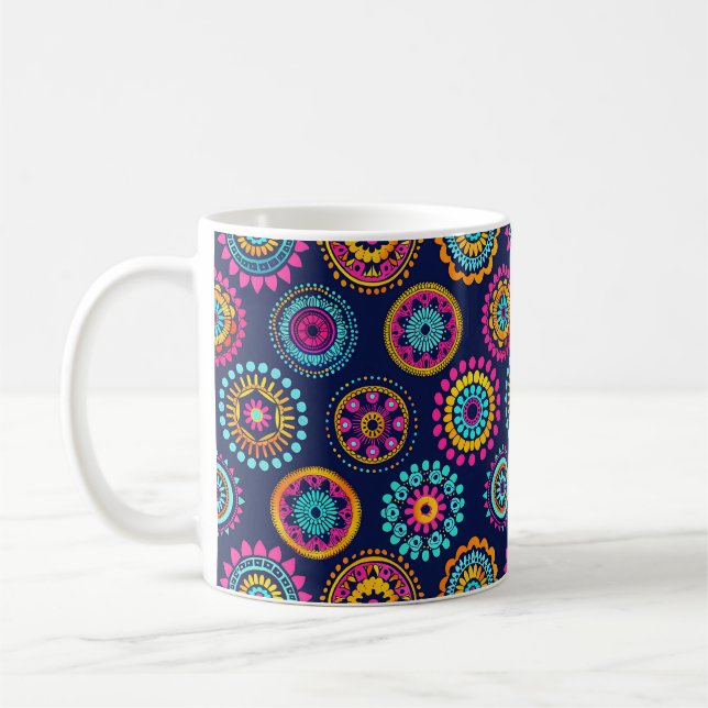 Abstrakt Boho Festive Mandala Moderne Farben Kaffeetasse (Links)