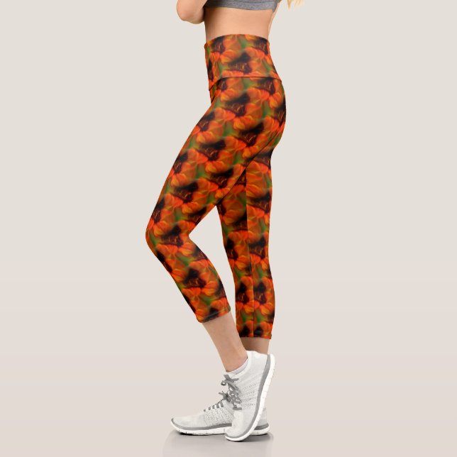 Abstrakt-braune und orangefarbene Gestaltung Capri Leggings (Links)