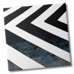 Abstrakt geometrische Schwarz-weiße Wasserfarbe Fliese<br><div class="desc">Dieses Zickzack Farbmuster weist eine übergroße,  raue Kante auf. Die Farbe sieht aus,  als wäre sie eingefärbt,  sodass sie auf einer Seite in ein dunkelgraues Licht abfällt. Sie können die Hintergrundfarbe auch für die meisten Stile anpassen! Abstrakt geometrische Schwarz-weiße Wasserfarbe Zickzack Keramik</div>