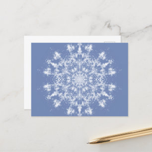 Abstrakt Lacy Fraktal Snowflake auf blauem Hinterg Feiertagspostkarte