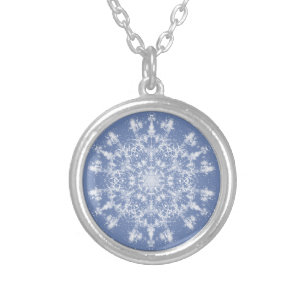 Abstrakt Lacy Fraktal Snowflake auf blauem Hinterg Versilberte Kette