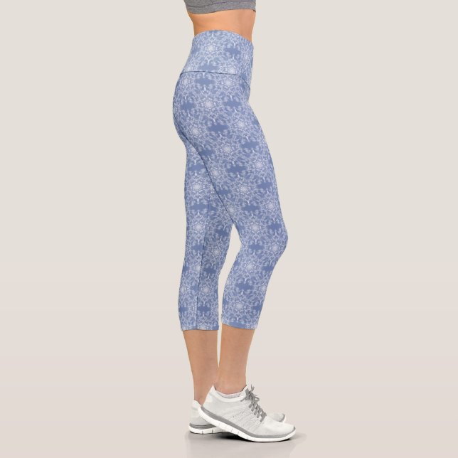 Abstrakt Lacy Fraktal Snowflake Pattern auf Blue Capri Leggings (Rechts)