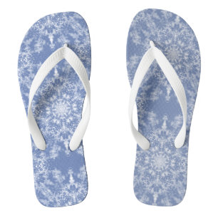 Abstrakt Lacy Fraktal Snowflake Pattern auf Blue Flip Flops