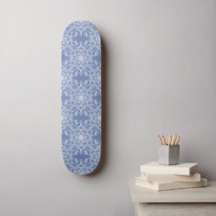 Abstrakt Lacy Fraktal Snowflake Pattern auf Blue Skateboard