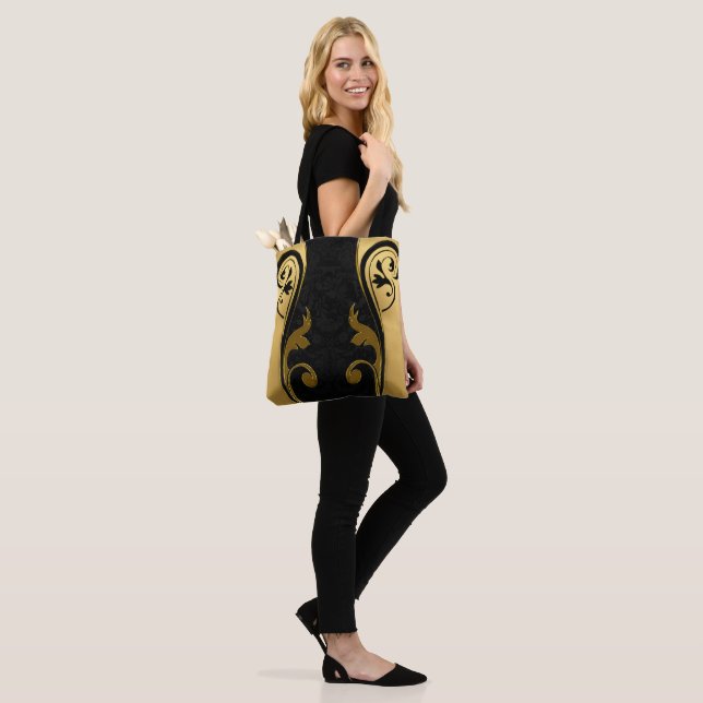 Abstrakt mit Goldakzenten auf Schwarz und Weiß Tasche (Am Model)