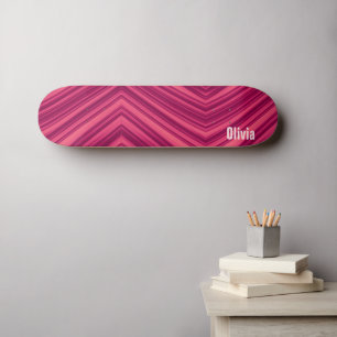Abstrakt rosa Streifen Muster mit Namensvorlage Skateboard