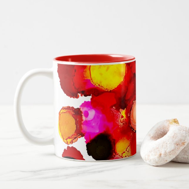 Abstrakt rot und rosa zweifarbige tasse (Mit Donut)
