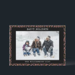 Abstrakt Schwarz rosa Dot Personalisiert Foto Urla Feiertagskarte<br><div class="desc">Mit dieser angesagten Foto-Urlaubskarte mit einem eigenen Familiennamen und einem abstrakten Schwarz-Rosa-Punktmuster senden Sie Ihren Urlaubswunsch. Das stilvolle Design verleiht Ihren saisonalen Grüßen einen modernen Flair, während die personalisierte Touch es zu einem einzigartigen Erlebnis macht. Diese Karte ist ideal, um Ihr Lieblingsfamilienleben zu präsentieren. Sie verbindet zeitgemäßes Design mit festlichem...</div>