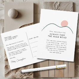 Abstrakte Berge und Sonne nehmen die Hohe Straße Postkarte