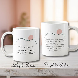 Abstrakte Bergsonne nimmt die Tasse über die Hochs