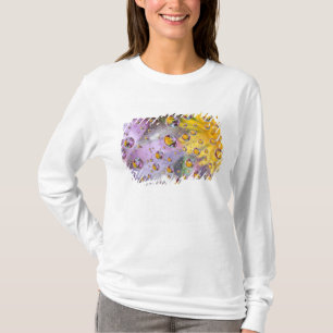 Abstrakte Blasen mit Blumen. Zugeschrieben als: Na T-Shirt