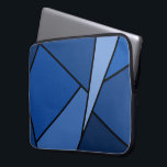 Abstrakte Blaue Polygonen Laptopschutzhülle<br><div class="desc">Inspiriert durch Buntglas, enthält dieses stilvolle geometrische Design Polygone in verschiedenen Blautönen, die in schwarz umrissen sind. Ein hellblaues Dreieck schleicht sich von oben rechts ein, mit einer Reihe von zunehmend dunkleren blauen Quadrangles und anderen Formen, die sich von Licht zu Dunkel bewegen. Zwei dunkelblaue Formen bilden die links Seite...</div>
