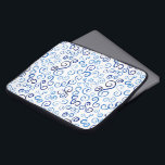 Abstrakte blaue Wasserfarbenkurven auf Weiß Laptopschutzhülle<br><div class="desc">Schützen Sie Ihren Laptop mit einer neoprennen Hülle mit hellblauen bis dunkelblauen, gemalten Kurven, die eine Vielzahl von Farbstrichen zeigen, die mit preußisch blauer Aquarellfarbe hergestellt wurden. Die Wassermenge variiert je nach Farbintensität. S Kurven, U's und andere Scrollformen auf einem weißen texturierten Hintergrund werden in diesem nahtlosen, vielseitigen Wiederholdesign reproduziert....</div>