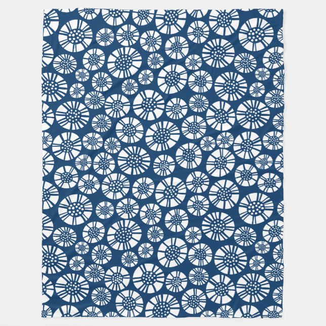 Abstrakte Blume 031023 - Weiß auf Shibori Blue Fleecedecke (Vorderseite)