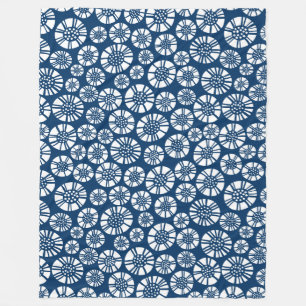Abstrakte Blumen 031023 - Weiß auf Shibori-Blau Fleecedecke