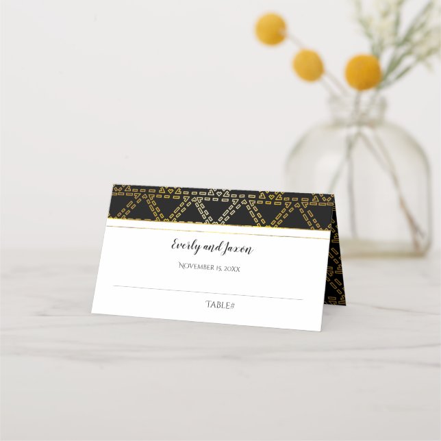 Abstrakte Dreieck-Hochzeit in Schwarz und Gold Platzkarte (Vorderseite)