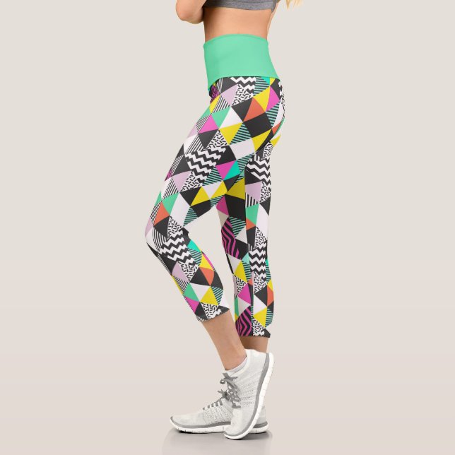 Abstrakte Dreiecke mit modernen geometrischen Must Capri Leggings (Links)