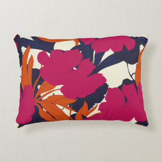Abstrakte Eleganz mit Blumenhintergrund. Dekokissen
