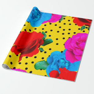 Abstrakte farbenfrohe echte Rosen und metallische  Geschenkpapier
