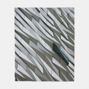 Abstrakte Formen auf einer Gebäude-Fassade bei Fleecedecke