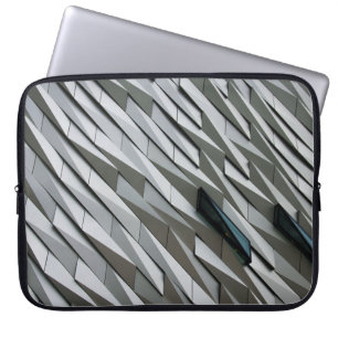 Abstrakte Formen auf einer Gebäude-Fassade bei Laptopschutzhülle