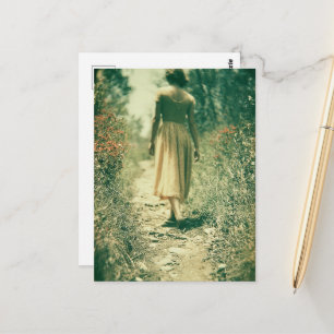 Abstrakte Frau, die durch Wildblumen geht Postkarte