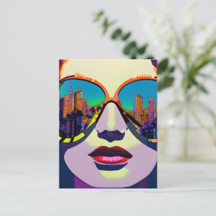Abstrakte Frau in Sonnenbrille mit Stadtreflexion  Postkarte