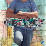 Abstrakte Geometrie mit fetten Graffiti-Elementen Skateboard<br><div class="desc">Dieses Skateboard-Design zeichnet sich durch eine lebhafte Mischung aus graffiti-inspirierten geometrischen Formen und ausdrucksvollen Pinselstrichen in aquamarin, rot und schwarz auf einem weißen Hintergrund aus. Die vielschichtigen, chaotischen Elemente und abstrakten Symbole schaffen ein auffallendes visuelle, das urbane Energie mit modernem Kunstleben verbindet. Dieses Design eignet sich ideal für Skater, die...</div>