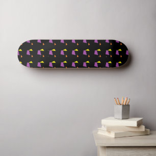 Abstrakte geometrische Formen auf schwarz Skateboard