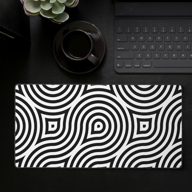 Abstrakte geometrische Gaming-Schreibtischmatte in Schreibtischunterlage (Large desk mat with black and white abstract geometric pattern, full desk mouse pad)