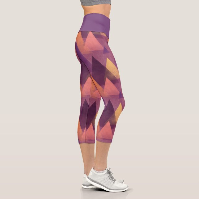 Abstrakte geometrische Gebirge, Lila Capri Leggings (Rechts)