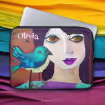 Abstrakte Girl & Bird Lila und Aquamarin Personali Laptopschutzhülle<br><div class="desc">Fügen Sie Ihren Namen zu diesem personalisierten Tablettengehäuse hinzu. Hübsche skurrile Abbildung eines Volkskunstmädchens mit einem Vogel auf der Schulter. Hübsche Akzente aquamariner und lila abstrakter ai Art.</div>