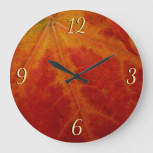 Abstrakte Herbst-Naturfotografie mit rotem Ahornbl Große Wanduhr