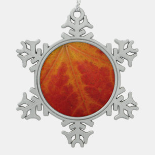 Abstrakte Herbst-Naturfotografie mit rotem Ahornbl Schneeflocken Zinn-Ornament