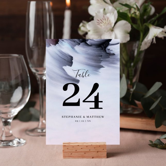 Abstrakte Hochzeit mit moderner Schwarzwasserfarbe Tischnummer (Modern black watercolor table number for your reception decor features minimalistic design.)