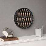 Abstrakte Imitate rotes Kupfermetallisches Streife Uhr<br><div class="desc">Schöne dekorative zeitgenössische Imitate glänzen und glänzend rot Kupfer farbenen Streifen Textur Muster. Verziertes, trendiges, modernes und skurriles Design für den künstlerischen Zuhause-Innendekorator oder für künstlerische angesagte Trendsetter, Vintage Retro-Art-Stil oder abstrakt geometrische Motivliebhaber. Erhältlich auf einer Vielzahl von modernen Zuhause-Dekorakzenten und Mode inspiriert Accessoires für die Dekoration des Wohn- oder...</div>