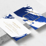 Abstrakte Indigo Blue Pinselstriche Visitenkarte<br><div class="desc">Inkalte, indigoblaue Pinselstriche schaffen einen abstrakten Hintergrund auf dieser Designerkartenvorlage. Ihr Name oder Firmenname wird in einer Goldbox in Imitate auf der Vorderseite für eine moderne Ästhetik angezeigt. Diese doppelseitige Karte ermöglicht Ihnen viel Platz auf der Rückseite für Ihre Kontaktdaten. Eine lustige, auffällige Karte für kreative Profis. Kunst und Design...</div>