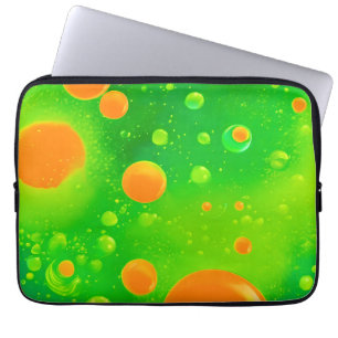 Abstrakte Kunst in orangefarbener und grüner Blase Laptopschutzhülle