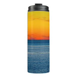 Abstrakte lange Belichtungszeit mit absichtlichem Thermosbecher