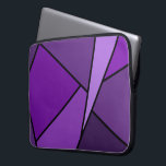 Abstrakte Lila Polygonen Laptopschutzhülle<br><div class="desc">Inspiriert durch Buntglas, enthält dieses stilvolle geometrische Design Polygone in verschiedenen Farbtönen lila in schwarz umrissen. Ein Lavendeldreieck schlüpft von oben rechts ein, mit einer Reihe zunehmend dunklerer lila Quadrangles und anderer Formen, die sich von Licht zu Dunkel bewegen. Zwei dunkle lila Formen bilden die links Seite des originalen Designs....</div>