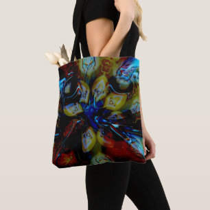 Abstrakte Mandeln unter deformiertem Dunkelglas Tasche