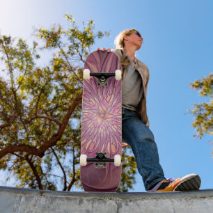 Abstrakte moderne Blumen-Fraktal-Kunst Beerentöne Skateboard