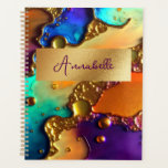 Abstrakte moderne Jewel & Gold Wirbel Planer<br><div class="desc">Dieses moderne abstrakte Kunstplaner-Design ist auffallend und macht mit seinen reichen Juwelenfarben und Texturen eine wahre Aussage. Lebhaft und atemberaubend. Fügen Sie einen Namen hinzu, um ihn zu personalisieren. Erstellt von der einfachen Farmhouse Press.</div>