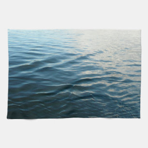 Abstrakte Naturfotografie - Blautöne des Wassers Handtuch
