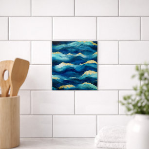 Abstrakte Ozeanwellen Blaue und goldene Wasserfarb Fliese