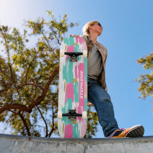 Abstrakte Pinselstriche aus Minze, Rosa, Weiß und Skateboard