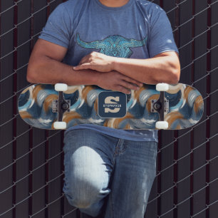 Abstrakte Pinselstriche in Blau, Weiß und Braun Skateboard