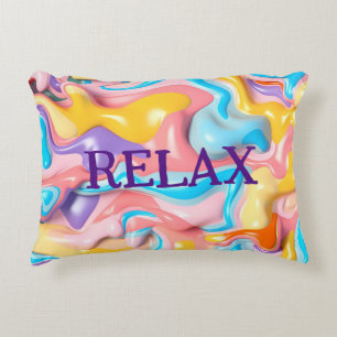 Abstrakte Plastikformen mit Relax-Text Dekokissen