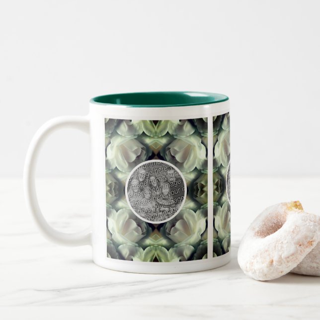 Abstrakte Rosenblüte mit eigenem Foto Zweifarbige Tasse (Mit Donut)