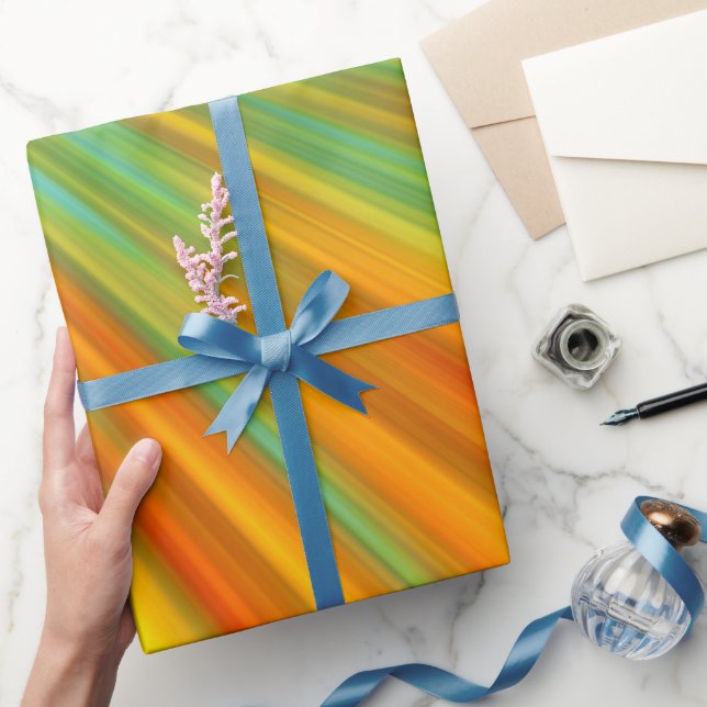 Abstrakte rote, orangefarbene Streifen auf blau Geschenkpapier (Schenken)